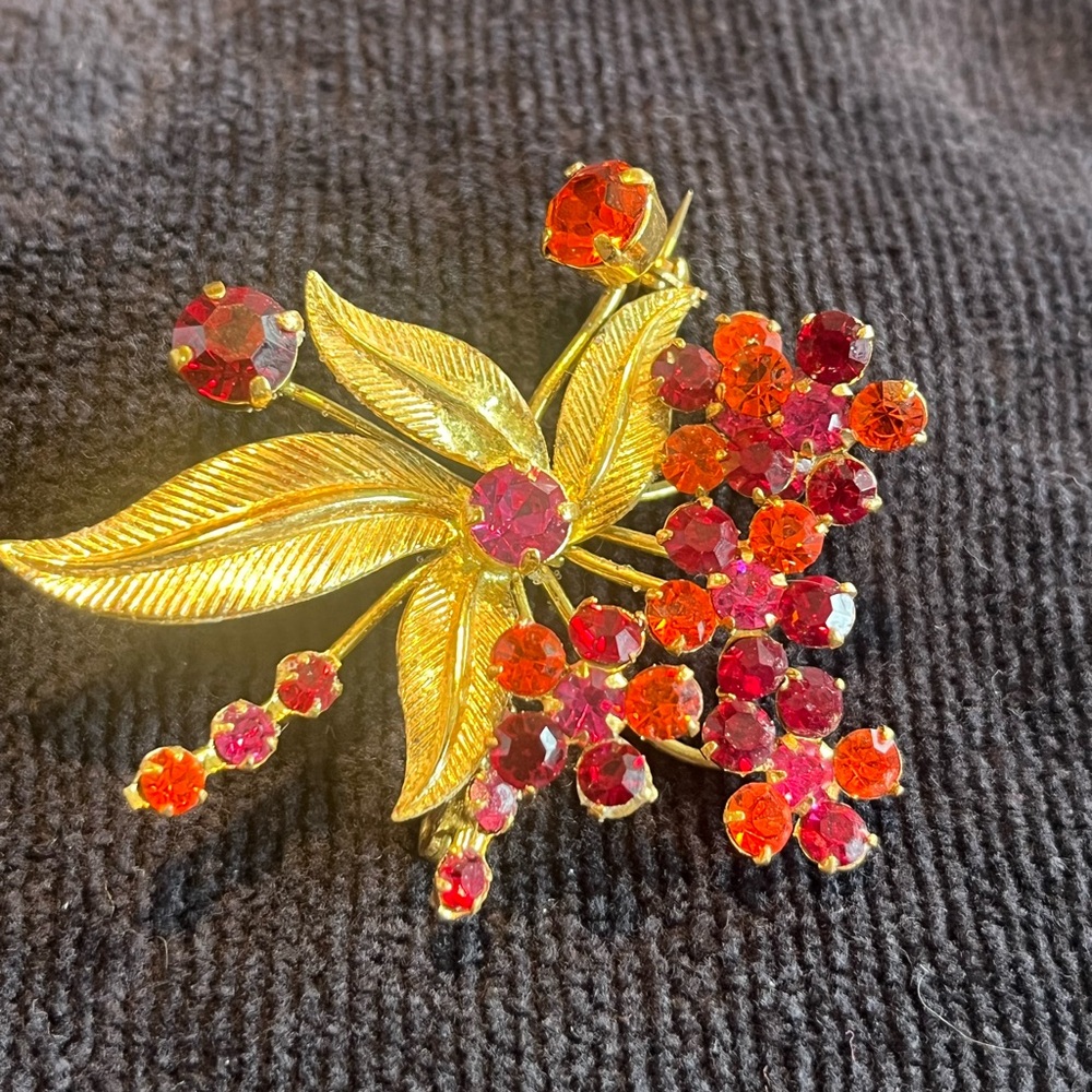 Vintage Rhinestone & Gold Tone Flower Brooch
